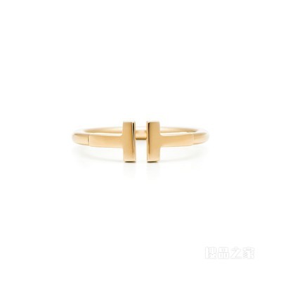 Tiffany T 系列 18K 黄金线圈戒指。
