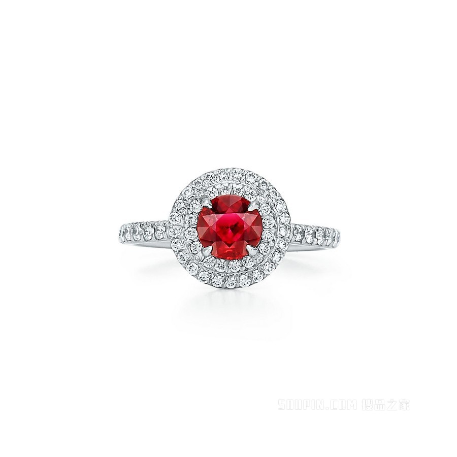 Tiffany Soleste 系列铂金镶嵌红宝石与钻石戒指。