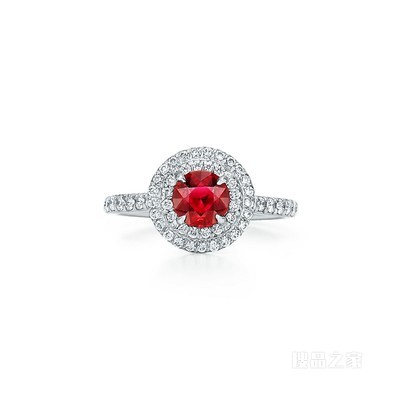 Tiffany Soleste 系列铂金镶嵌红宝石与钻石戒指。