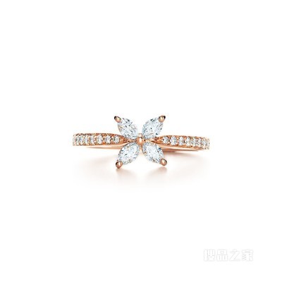 Tiffany Victoria™ 系列 18K 玫瑰金钻戒。