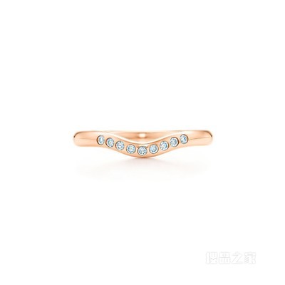 Elsa Peretti® 系列 18K 玫瑰金镶钻婚戒，宽 2 毫米。