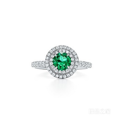 Tiffany Soleste 系列铂金镶嵌钻石和祖母绿戒指。