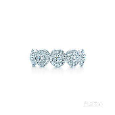 Tiffany Circlet 系列铂金镶钻戒指。