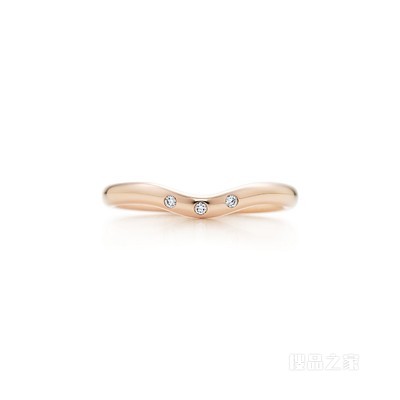 Elsa Peretti® 系列 18K 玫瑰金镶钻婚戒。