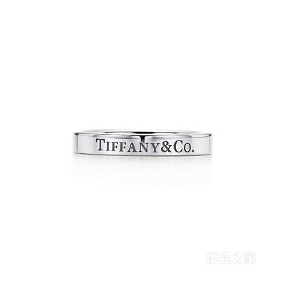 Tiffany & Co.® 系列铂金戒指，宽 3 毫米。