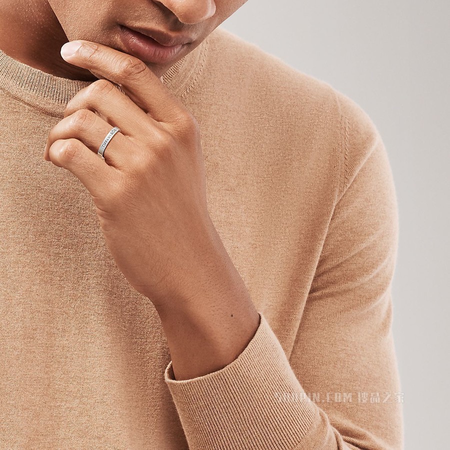 Tiffany & Co.® 系列铂金戒指，宽 3 毫米。