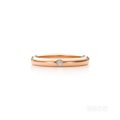 Elsa Peretti® 系列 18K 玫瑰金镶钻戒指，宽 3 毫米。