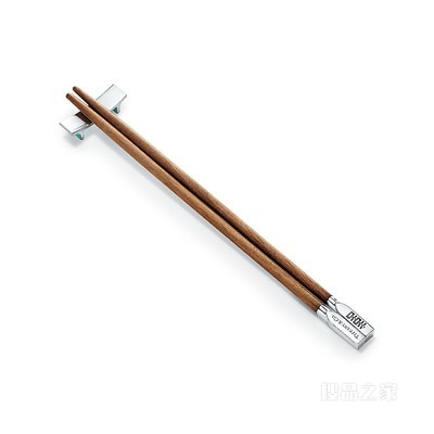 Everyday Objects 系列美国胡桃木及纯银筷子套装。