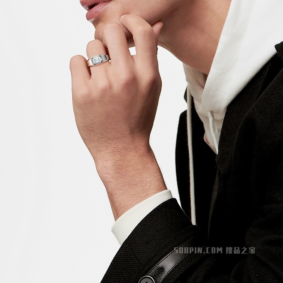 The Charles Tiffany® Setting 男士订婚钻戒