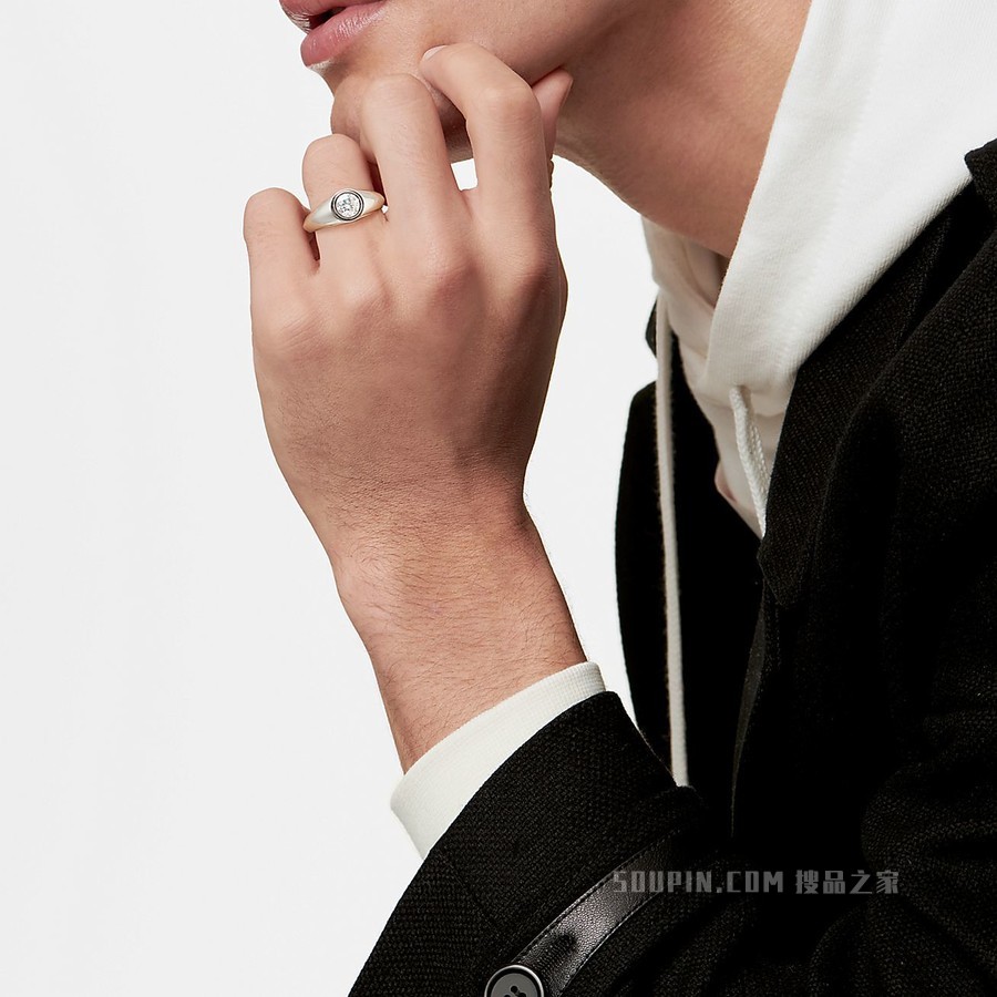 The Charles Tiffany® Setting 男士订婚钻戒