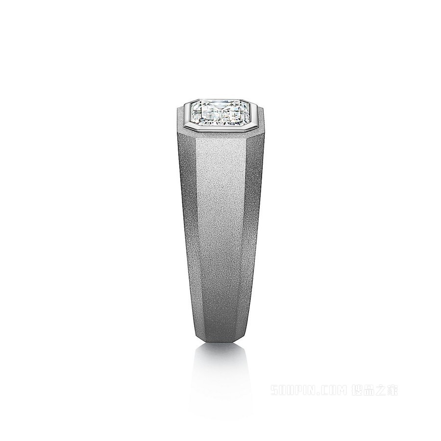 The Charles Tiffany® Setting:男士灰色钛金订婚钻戒