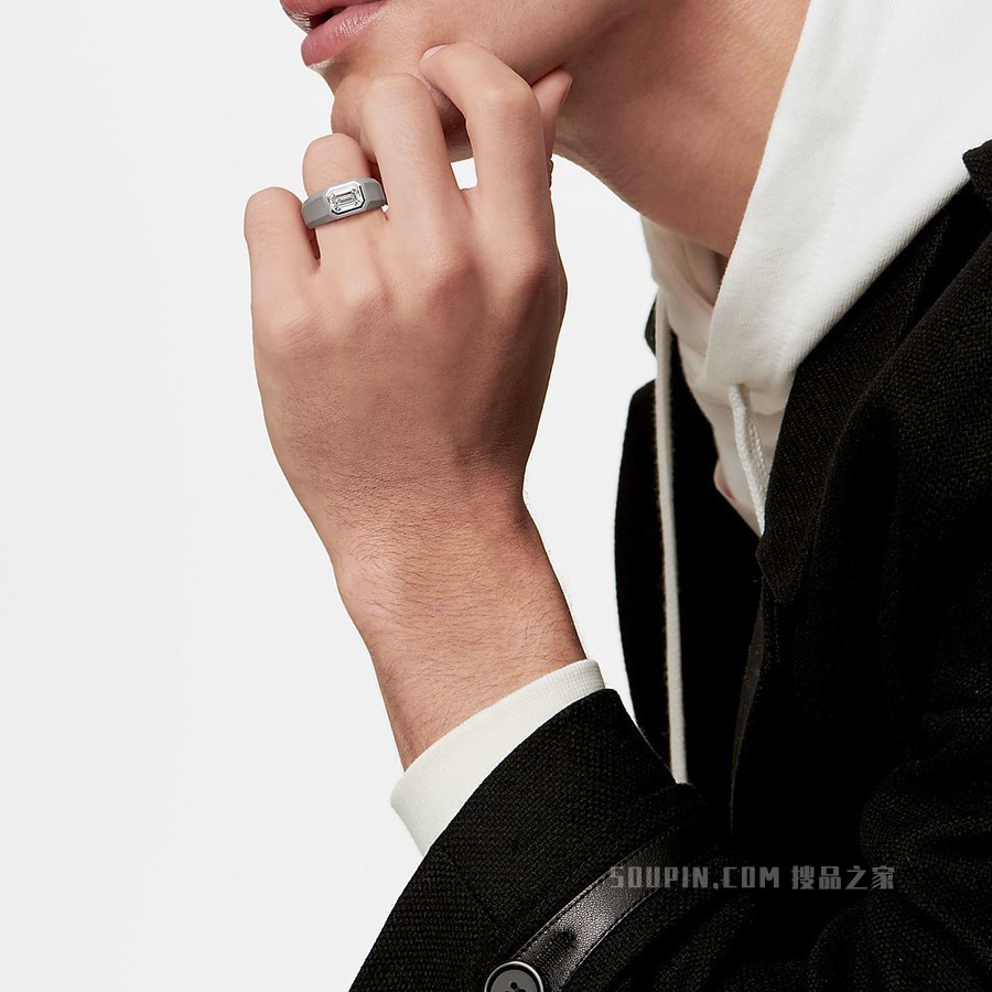The Charles Tiffany® Setting:男士灰色钛金订婚钻戒