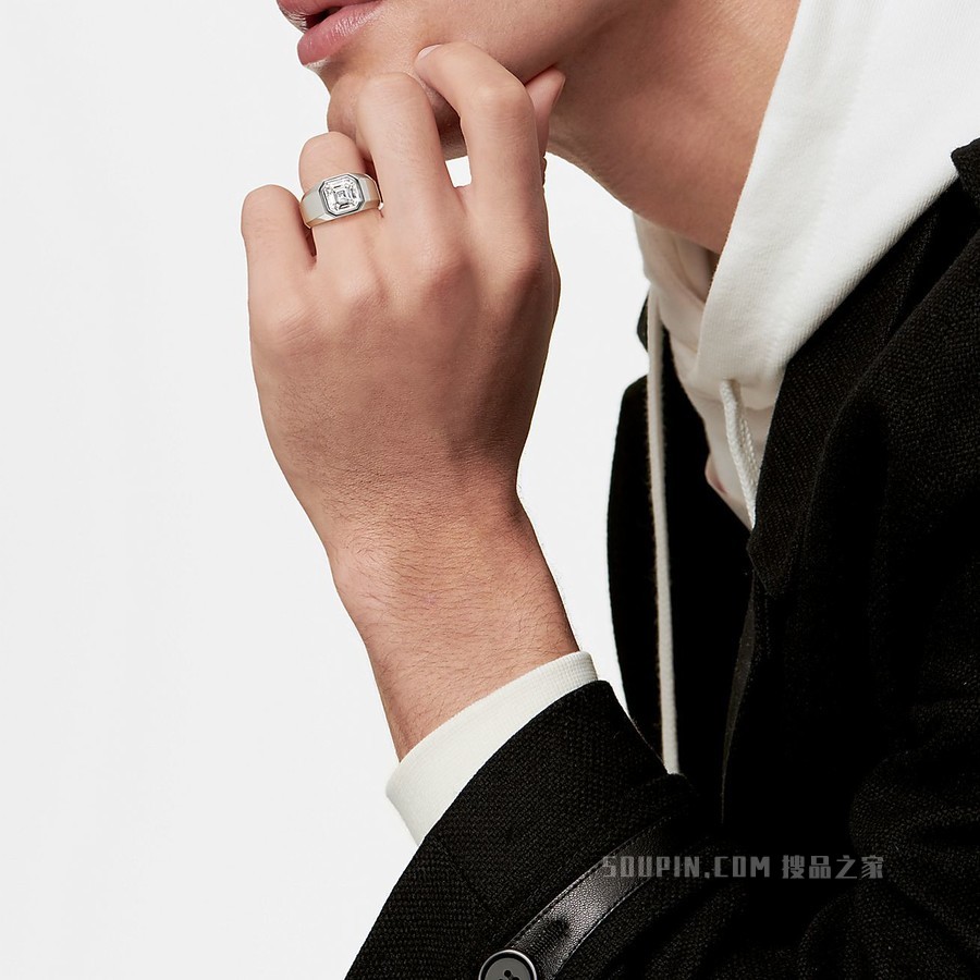 The Charles Tiffany® Setting 男士订婚钻戒