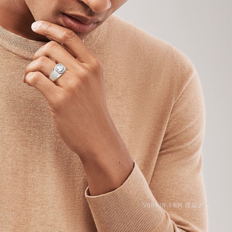 The Charles Tiffany® Setting 男士订婚钻戒