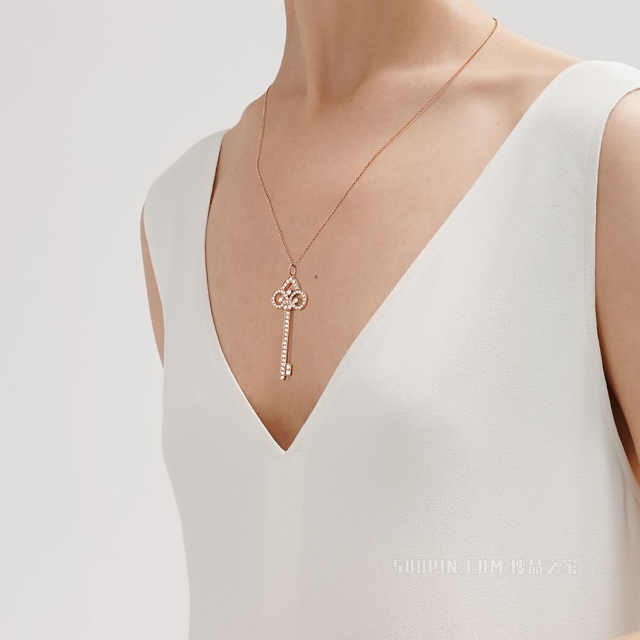 Tiffany Keys 系列 18K 玫瑰金镶钻鸢尾花钥匙吊坠，大号。