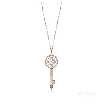 Tiffany Keys 系列 Tiffany Victoria™ 18K 玫瑰金镶钻圆形钥匙吊坠。