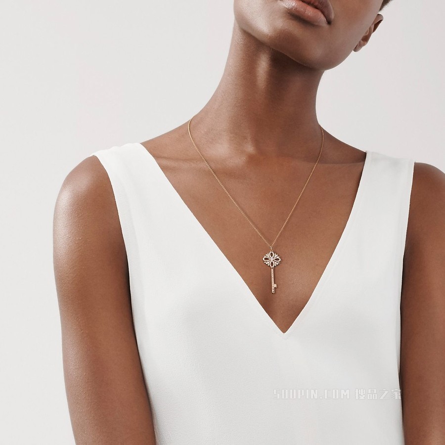 Tiffany Keys 系列 Tiffany Victoria™ 玫瑰金镶钻钥匙吊坠，中号。