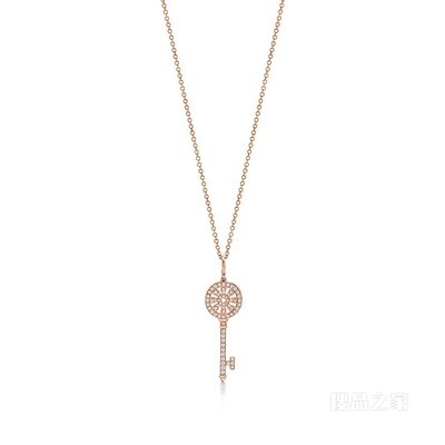 Tiffany Keys 系列 18K 玫瑰金镶钻圆形花瓣迷你钥匙吊坠。