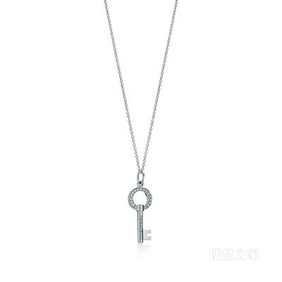 Tiffany Keys 系列 Modern Keys 18K 白金镶钻圆形镂空钥匙吊坠。