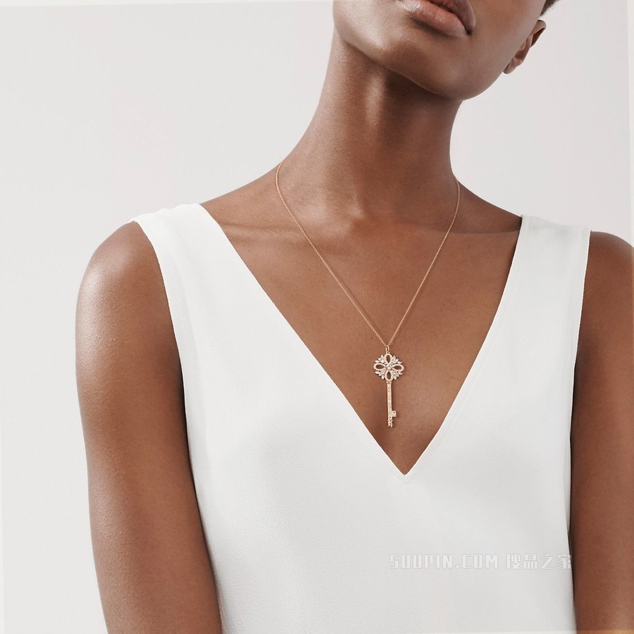 Tiffany Keys 系列Tiffany Victoria™玫瑰金镶钻大号钥匙吊坠。
