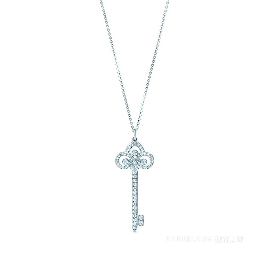 Tiffany Keys 系列铂金镶钻鸢尾花形钥匙吊坠。