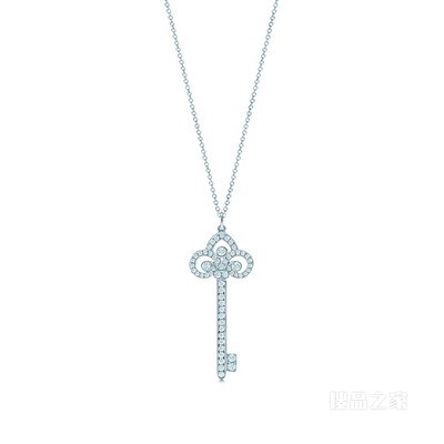 Tiffany Keys 系列铂金镶钻鸢尾花形钥匙吊坠。