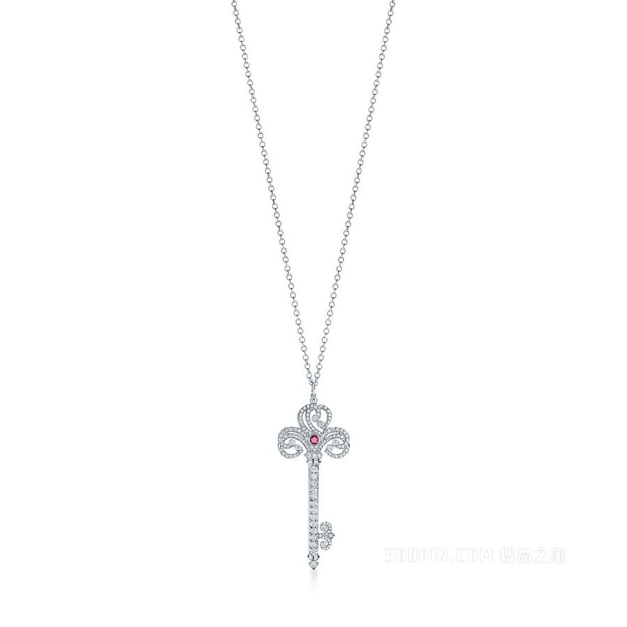 Tiffany Keys 系列 Enchant 铂金镶钻石和红宝石心形钥匙吊坠。