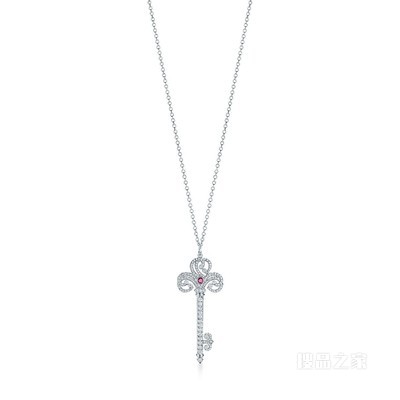Tiffany Keys 系列 Enchant 铂金镶钻石和红宝石心形钥匙吊坠。