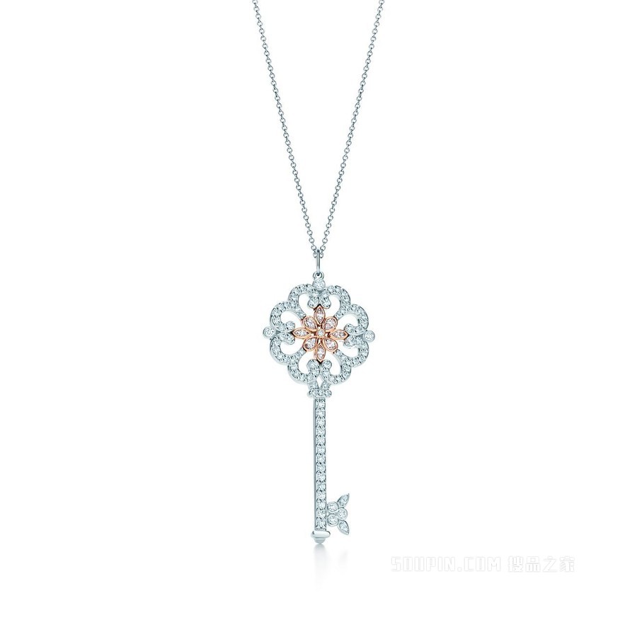 Tiffany Keys 系列铂金和 18K 玫瑰金镶钻 Enchant 樱草花钥匙吊坠。