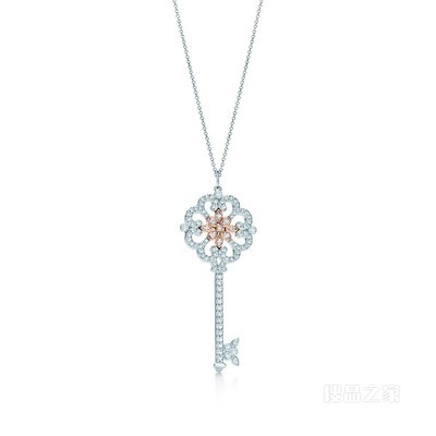 Tiffany Keys 系列铂金和 18K 玫瑰金镶钻 Enchant 樱草花钥匙吊坠。
