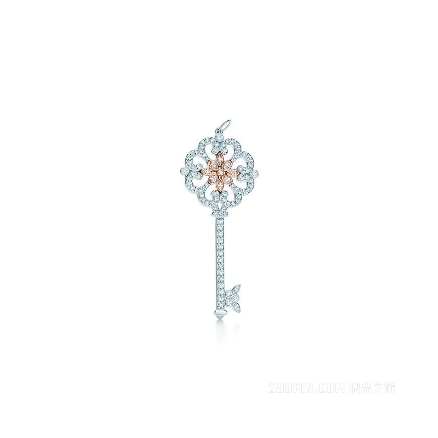 Tiffany Keys 系列铂金和 18K 玫瑰金镶钻 Enchant 樱草花钥匙吊坠。