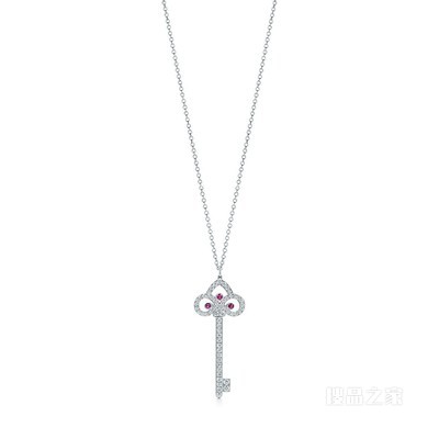 Tiffany Keys 系列 Tiffany Fleur de Lis 铂金镶宝石大号钥匙吊坠。