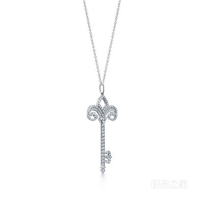Tiffany Keys 系列铂金镶钻鸢尾花形中号钥匙吊坠。
