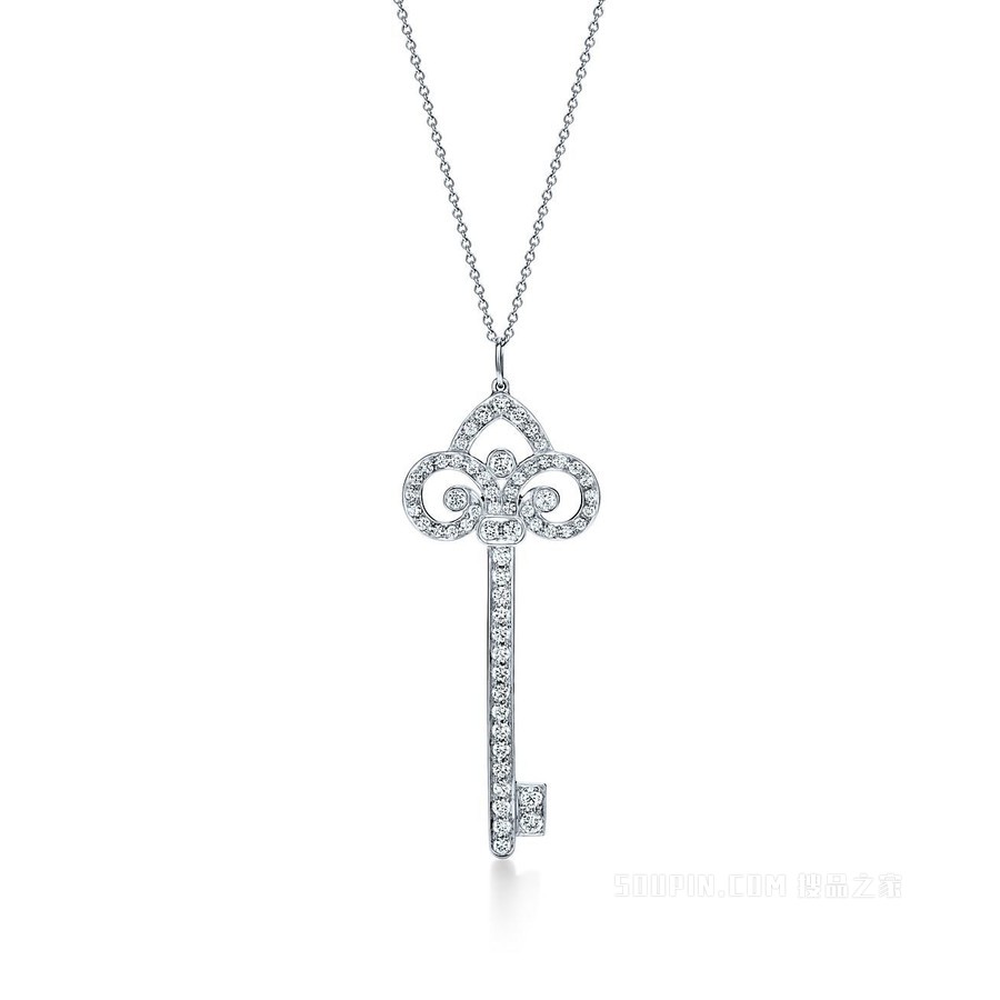 Tiffany Keys 系列铂金镶钻鸢尾花形钥匙吊坠。
