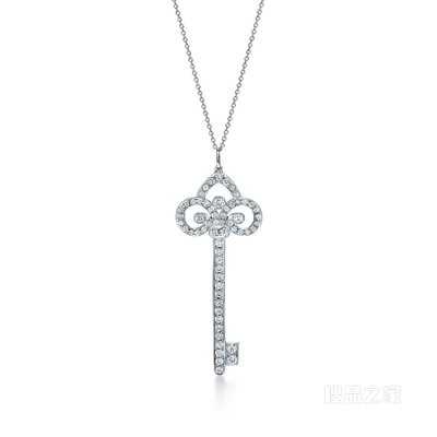 Tiffany Keys 系列铂金镶钻鸢尾花形钥匙吊坠。