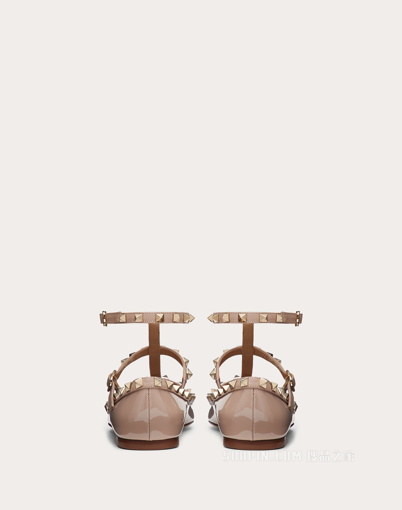 Rockstud 环绕式踝带漆皮铆钉芭蕾平底鞋（鞋跟高 0.5 厘米）