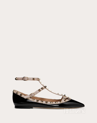 Rockstud 环绕式踝带漆皮铆钉芭蕾平底鞋（鞋跟高 0.5 厘米）