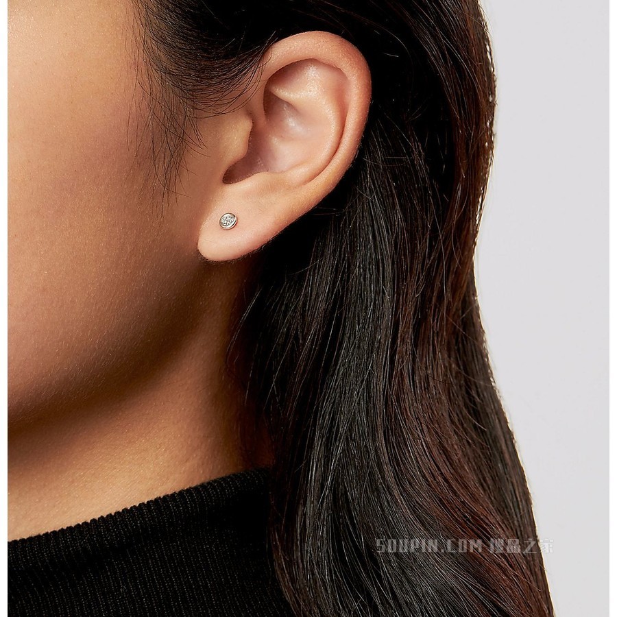 Elsa Peretti® 系列 Diamonds by the Yard™ 铂金耳环。