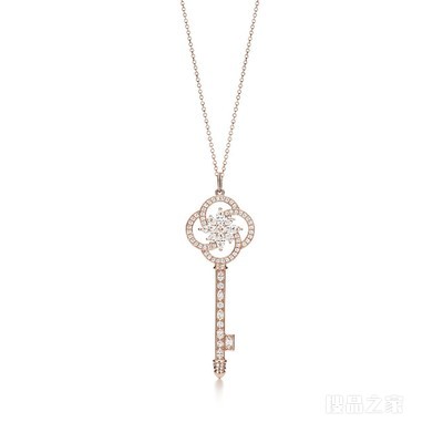 Tiffany Keys 系列 Tiffany Victoria™ 18K 玫瑰金镶钻钥匙吊坠。