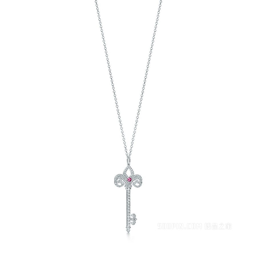 Tiffany Keys 系列 Tiffany Fleur de Lis 铂金镶嵌宝石钥匙吊坠。