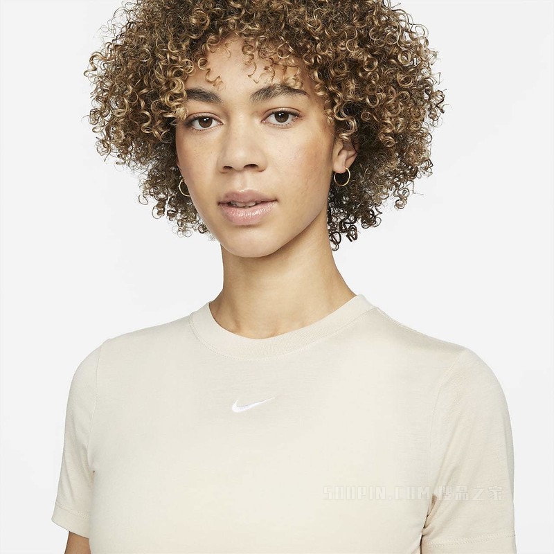 Nike Sportswear Essential 女子刺绣修身短款上衣