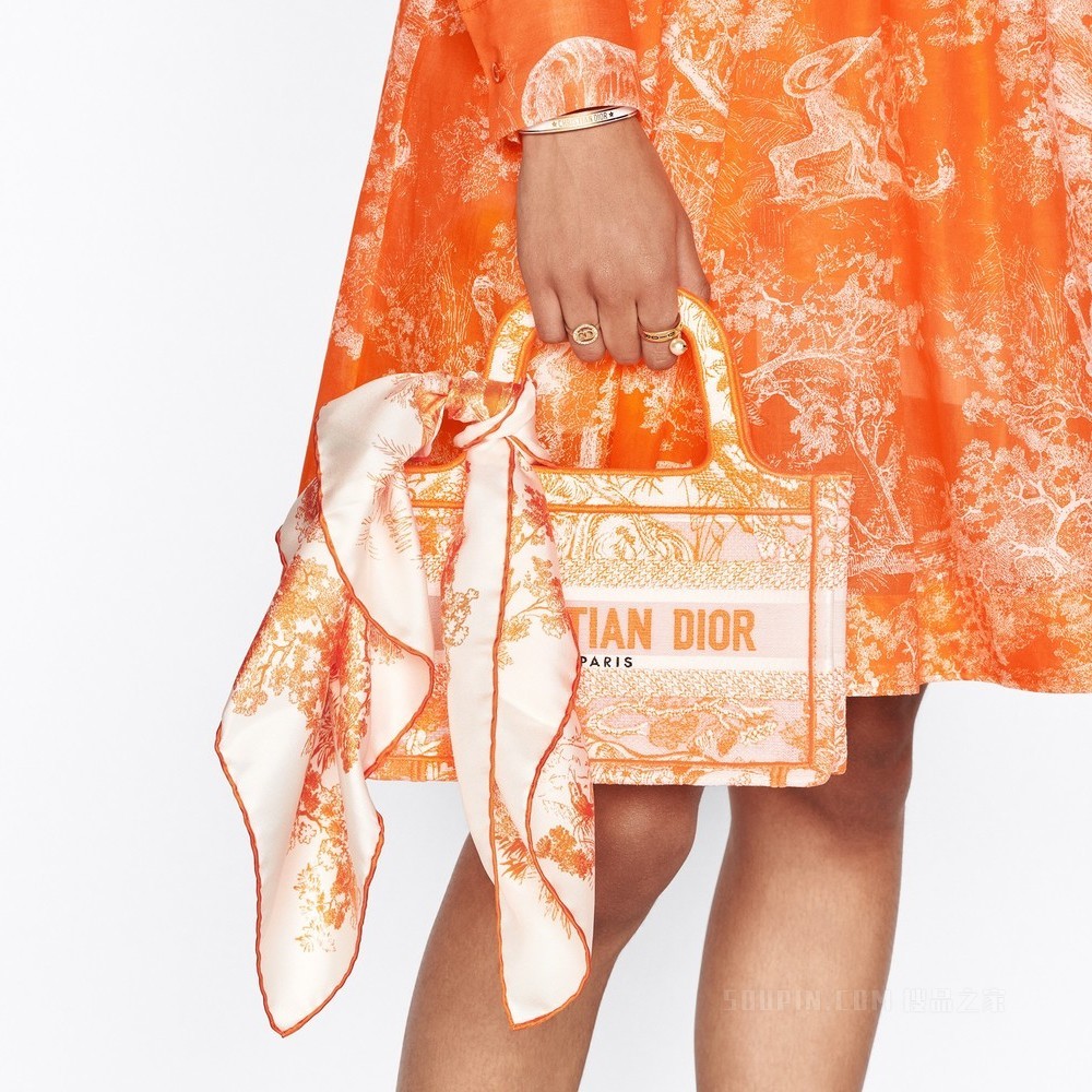 Dior Code 手镯 金色饰面金属和白色涂漆装饰