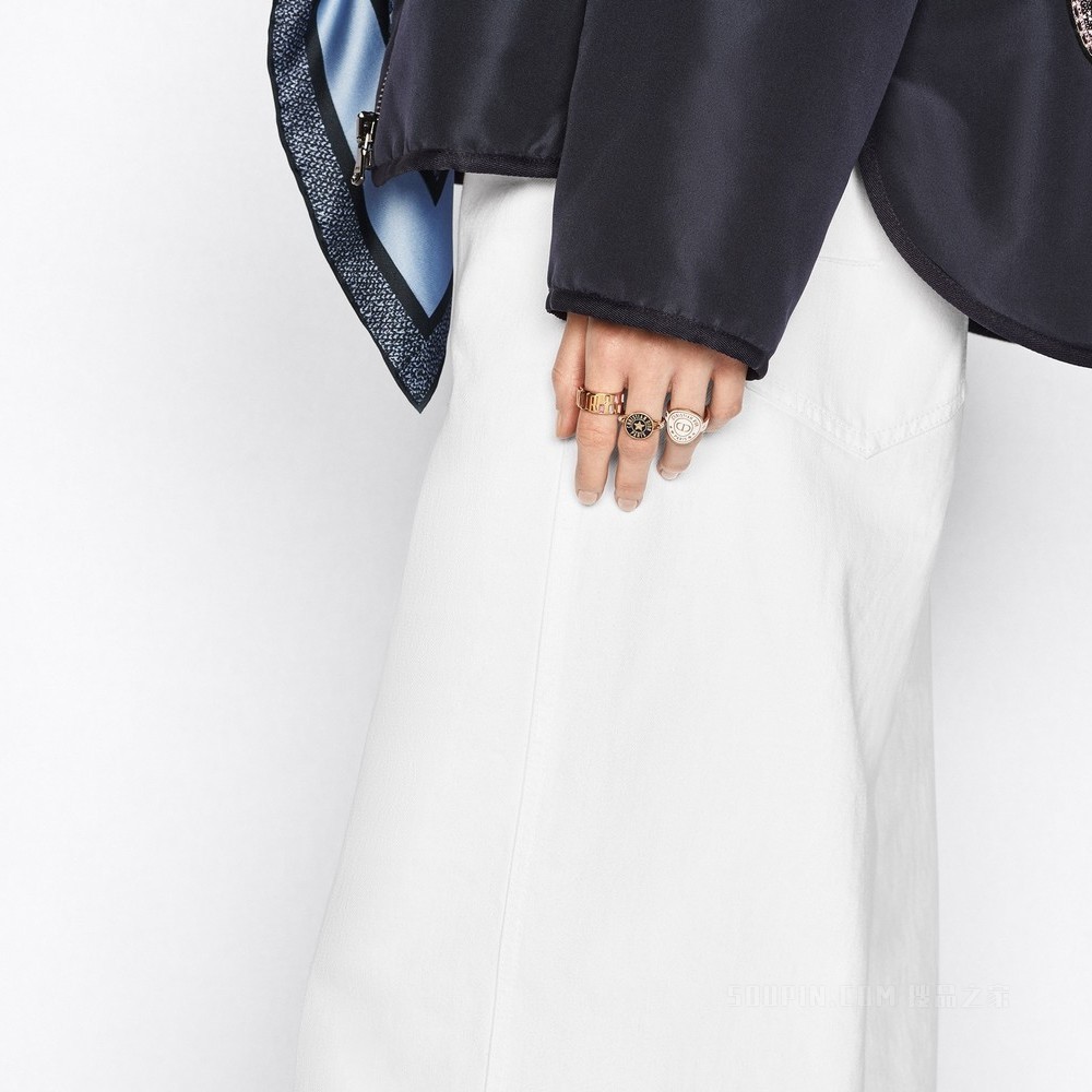 CD Legacy 戒指 金色饰面金属、白色树脂珠饰和海军蓝色涂漆装饰