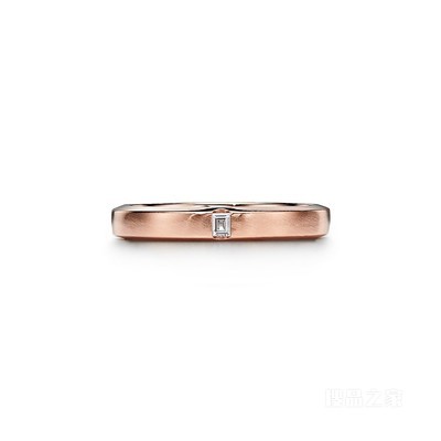 Tiffany Essential Band 18K 玫瑰金镶钻哑光戒指。