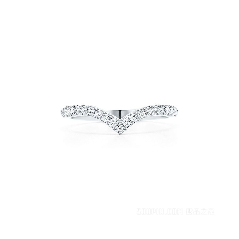 Tiffany Soleste 系列铂金镶嵌钻石 V 形戒指。
