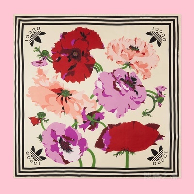 adidas x Gucci联名系列加大花朵印花真丝围巾 象牙白和粉色