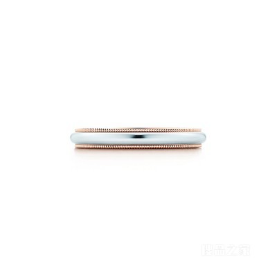 Tiffany Classic™ 系列铂金及 18K 玫瑰金珠形边饰婚戒。