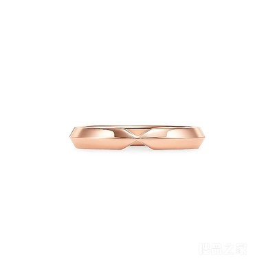 The Tiffany® Setting 系列 18K 玫瑰金嵌套窄式戒指，宽 3 毫米。