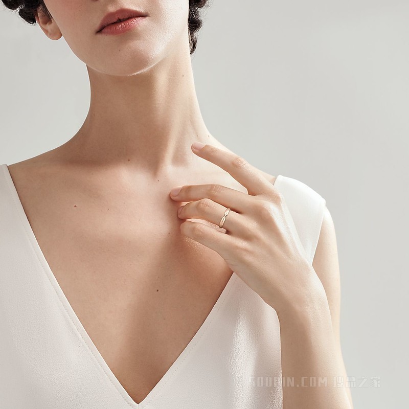The Tiffany® Setting 系列 18K 玫瑰金嵌套窄式戒指，宽 3 毫米。