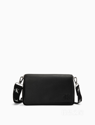 Calvin Klein 22初秋新款经典磁扣翻盖式压印LOGO肩带单肩斜挎包DH3217